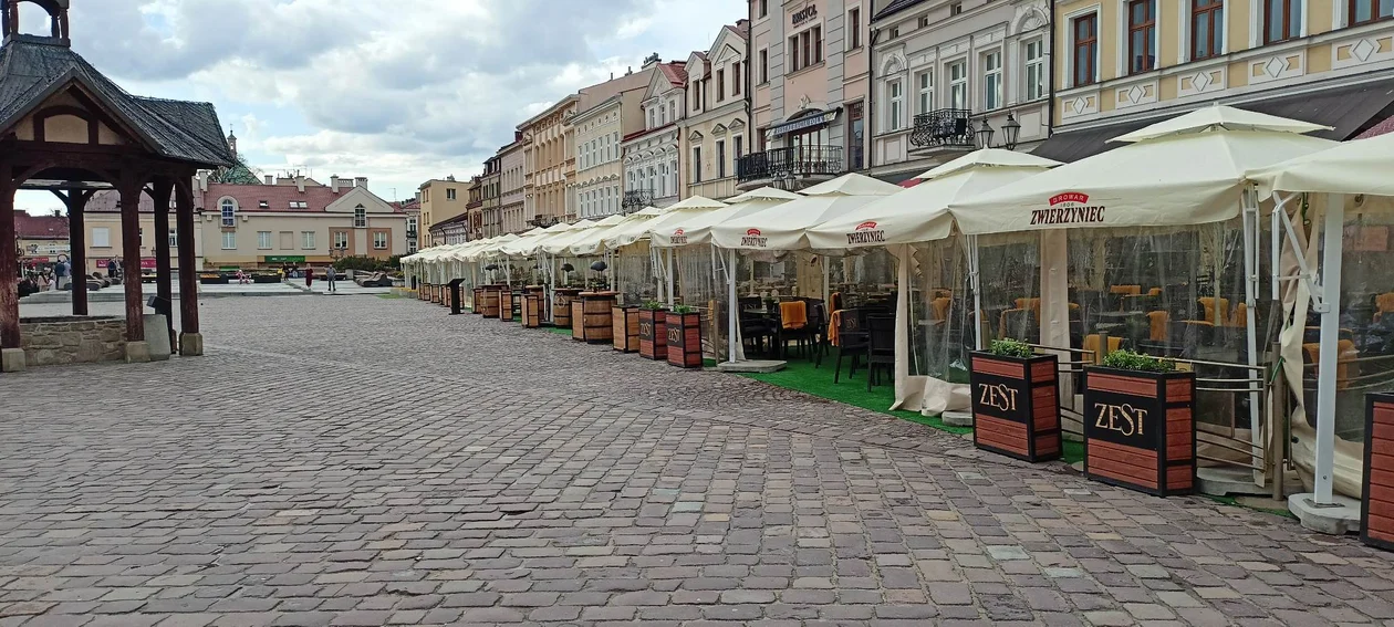 Sezon ogródkowy na Rynku rozpoczęty! Średnio dopisała pogoda. Tak prezentują się tegoroczne ogródki piwne [ZDJĘCIA]