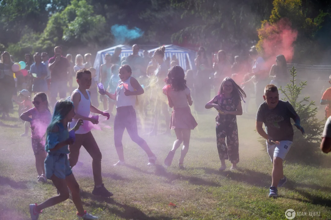 Rodzinny Piknik Edukacyjno-Profilaktyczny przy Szkole Podstawowej numer 8 w Tarnobrzegu. Festiwal kolorów i świetna zabawa [ZDJĘCIA] - Zdjęcie główne