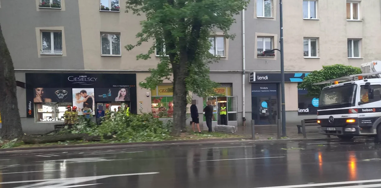 Oberwanie chmury nad Mielcem. Była zablokowana główna ulica [ZDJĘCIA] - Zdjęcie główne