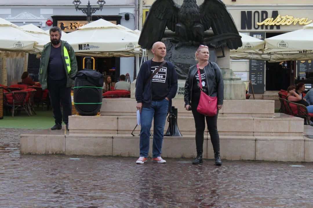 Garstka osób na manifestacji za Joanną z Krakowa. Pogoda pokrzyżowała plany