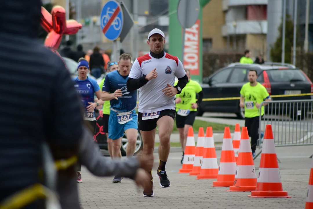 16. PKO Półmaraton Rzeszowski oraz 8. PKO Sztafeta Półmaratońska w Rzeszowie - dużo zdjęć z trasy i mety