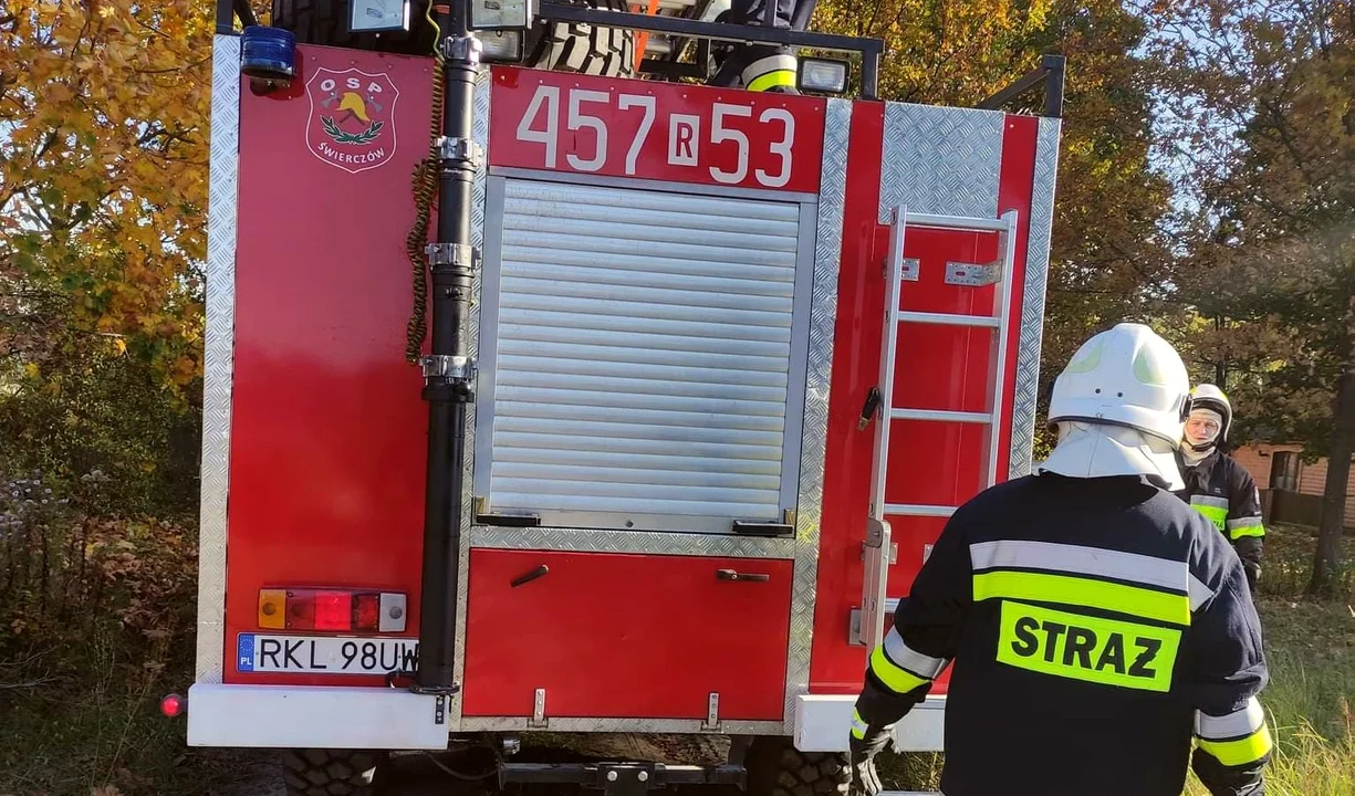 Akcja strażaków w Świerczowie. Pali się sadza w kominie [ZDJĘCIA] - Zdjęcie główne