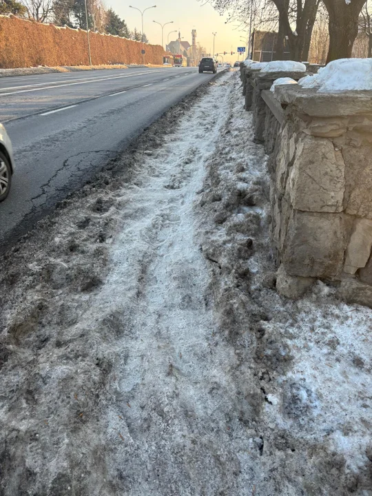 Niebezpieczny chodnik na ulicy Lwowskiej  w Rzeszowie