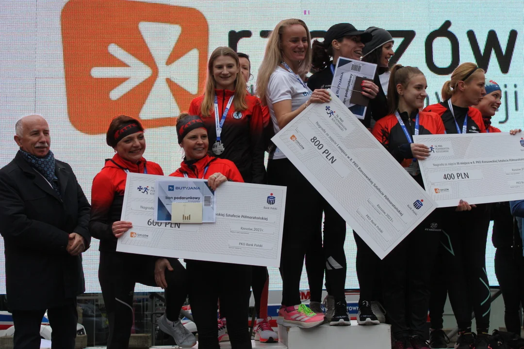 PKO Półmaraton Rzeszowski. Zwycięzcy na podium na skwerze Millenium Hall