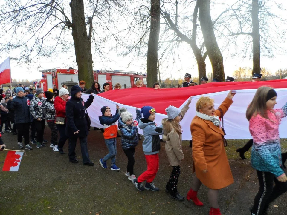 Mieszkańcy Trzęsówki uczcili Święto Niepodległości przemarszem z ogromną flagą Polski [ZDJĘCIA] - Zdjęcie główne