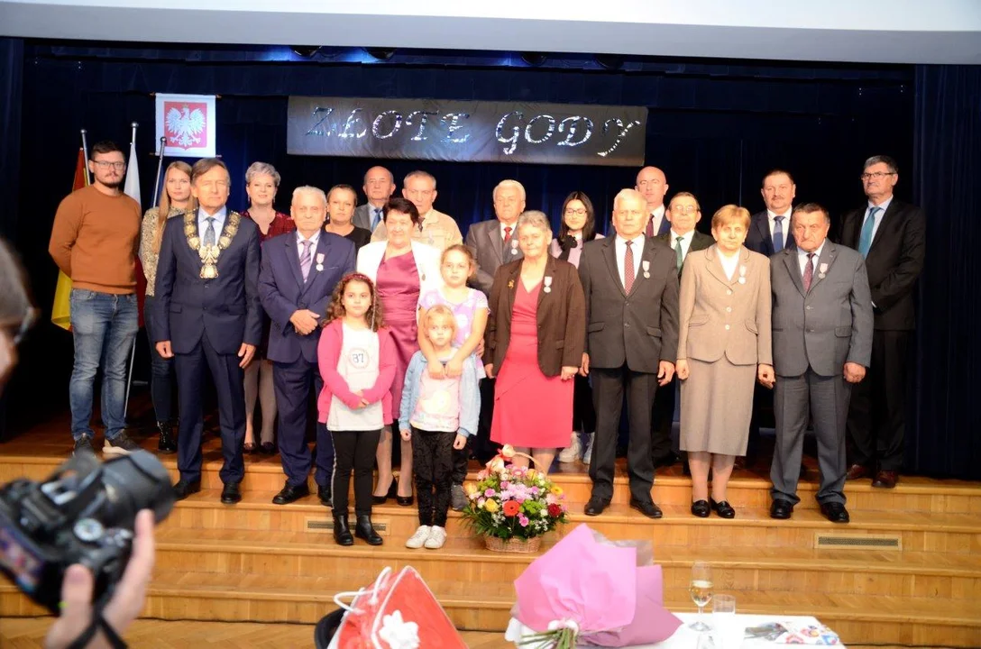 Przeżyli razem 50 lat. Medale za długoletnie pożycie małżeńskie otrzymały pary z gminy Cmolas [ZDJĘCIA] - Zdjęcie główne