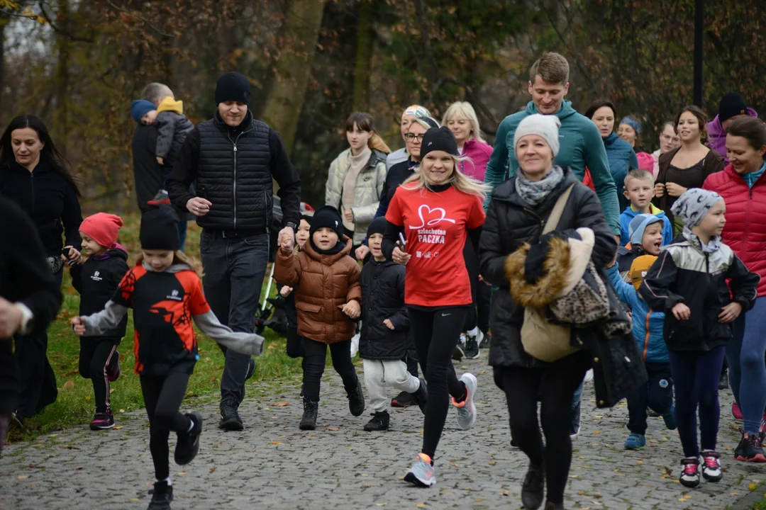 Tłumy na Biegu Historycznym "Dzieci dla Niepodległej" w Tarnobrzegu. Blisko 200 uczestników pobiegło alejkami Parku Dzikowskiego