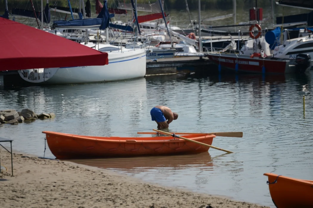 Upalna i leniwa środa nad Jeziorem Tarnobrzeskim. Na plaży pusto i spokojnie [ZDJĘCIA] - Zdjęcie główne