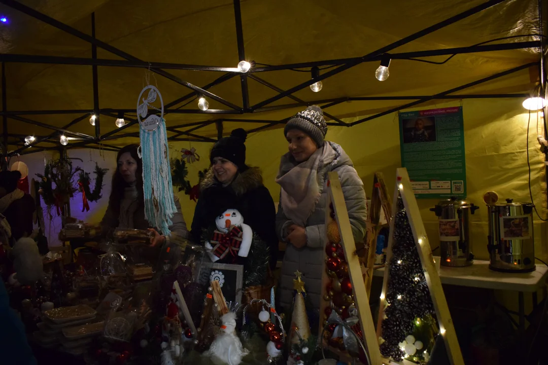 Tłumy na Powiatowym Jarmarku Świątecznym aż do późnych godzin wieczornych [ZDJĘCIA, VIDEO] - Zdjęcie główne