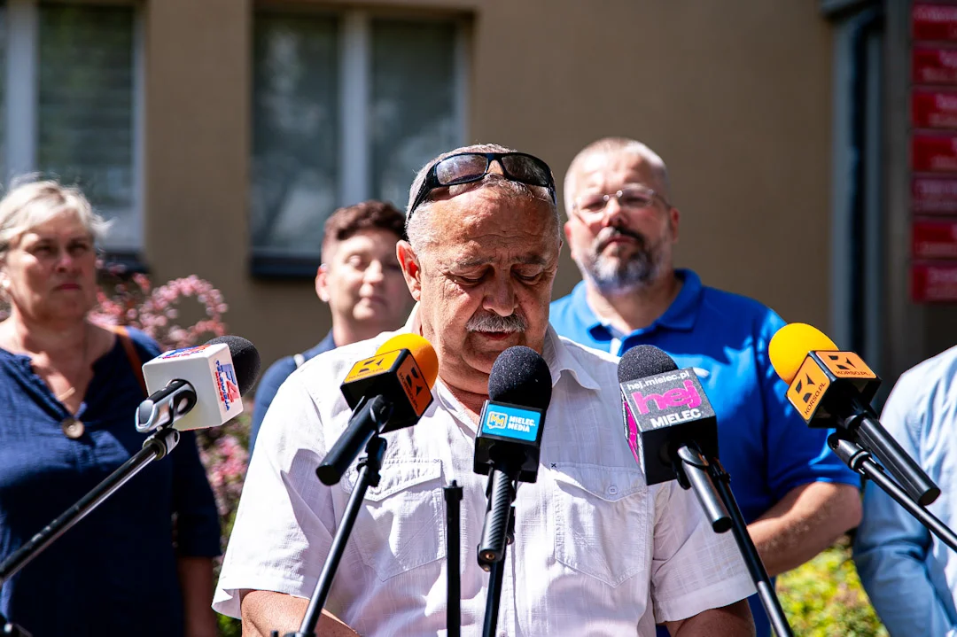 Konf prasowa zebrane podpisy referendum