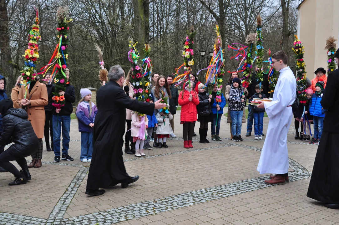 Parafianie w Przecławiu świętowali z pięknymi palmami własnego wykonania