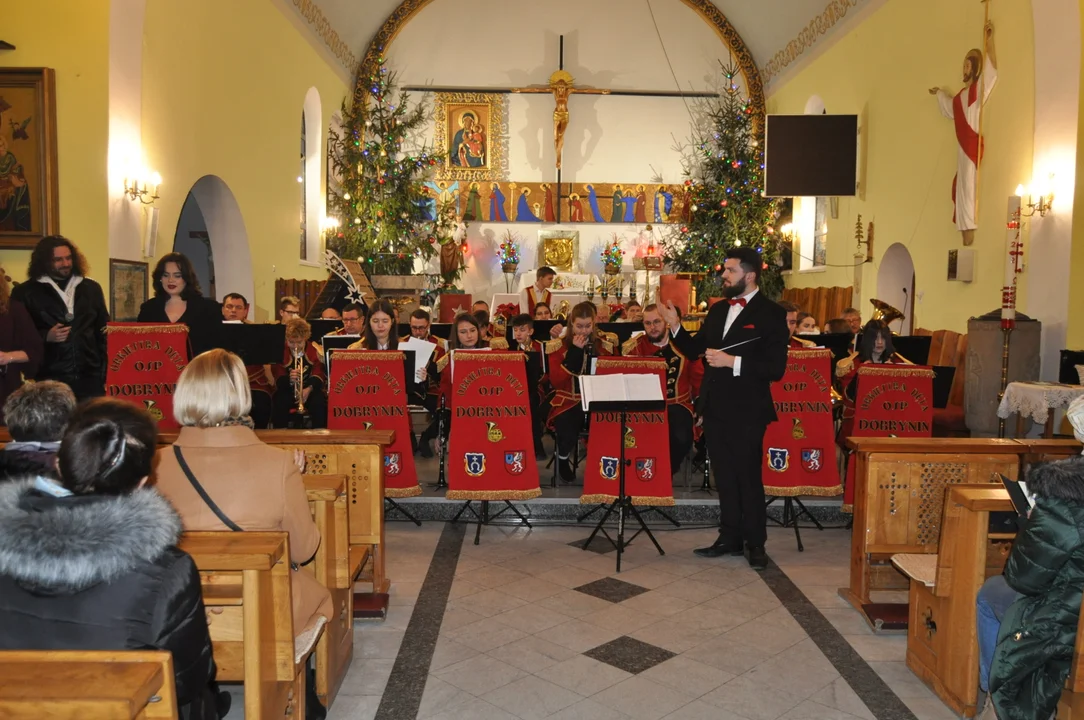 Koncert kolęd Orkiestry Dętej Dobrynin w kościele w Dobryninie