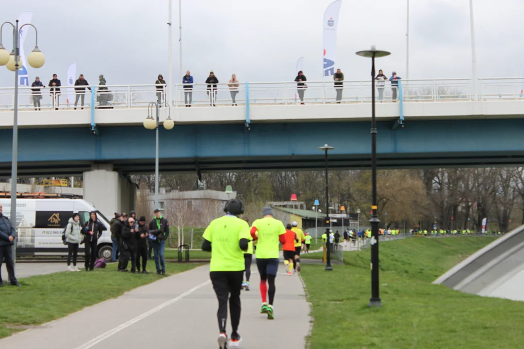 16. PKO Półmaraton Rzeszowski. Szczęśliwi biegacze na trasie oraz na meci