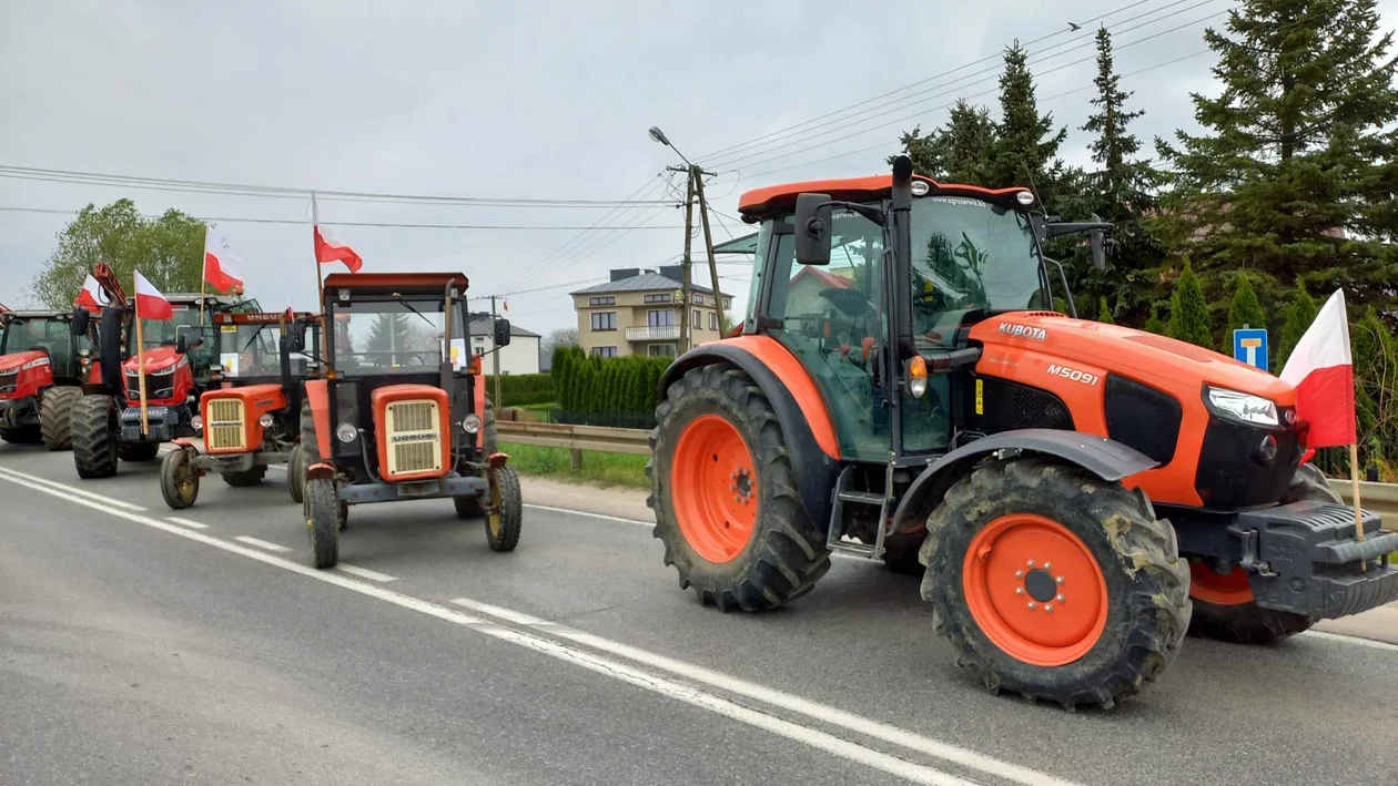 Rolnicy wyjechali na drogi w powiecie mieleckim. Policja kieruje na objazdy [ZDJĘCIA]