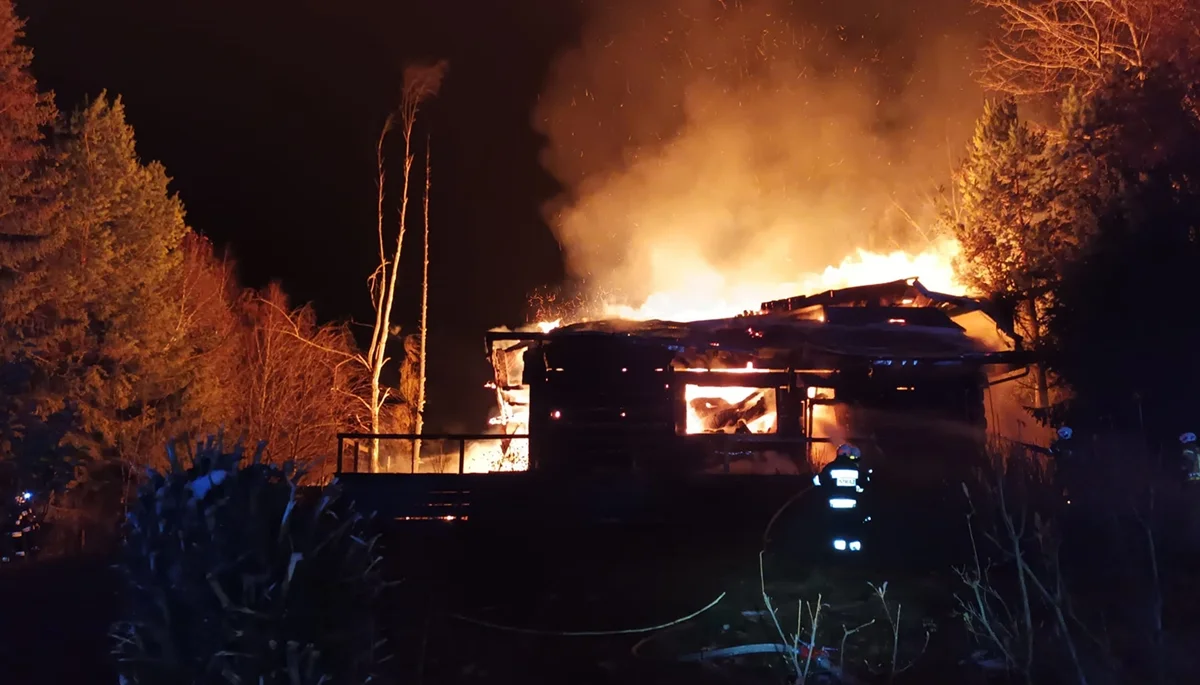 Poważny pożar drewnianego domu w Bieszczadach. Budynek spłonął doszczętnie [ZDJĘCIA] - Zdjęcie główne