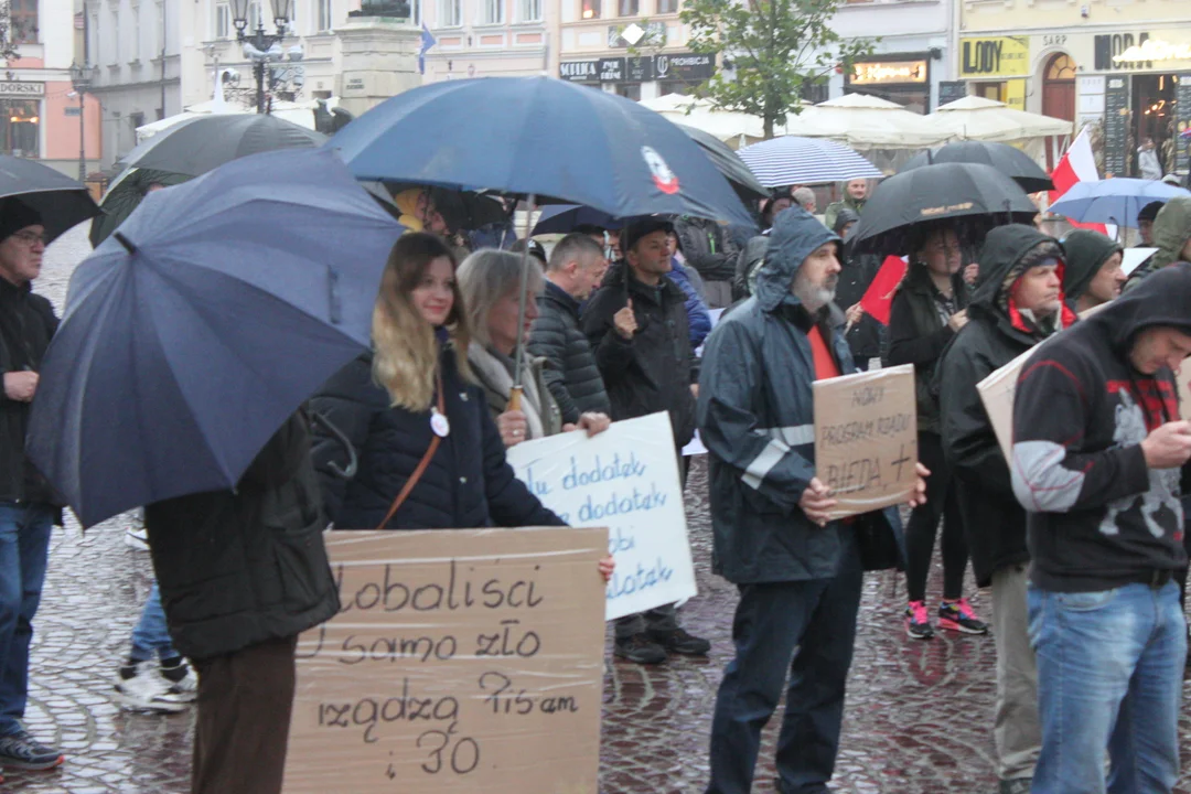 Protest przeciwko inflacji i drożyźnie na Rynku w Rzeszowie - 05.11.2022