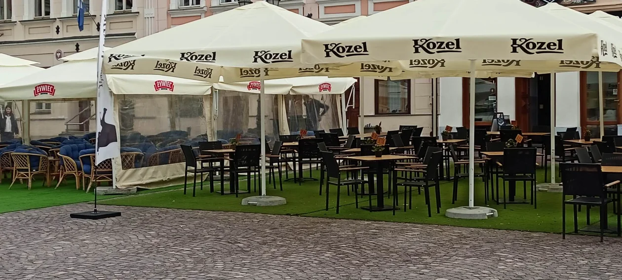 Sezon ogródkowy na Rynku rozpoczęty! Średnio dopisała pogoda. Tak prezentują się tegoroczne ogródki piwne [ZDJĘCIA]