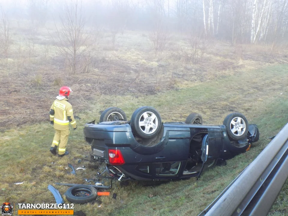 Wypadek na drodze krajowej numer 9 w Nowej Dębie! Auto przeleciało przez barierki ochronne [MAPA] - Zdjęcie główne