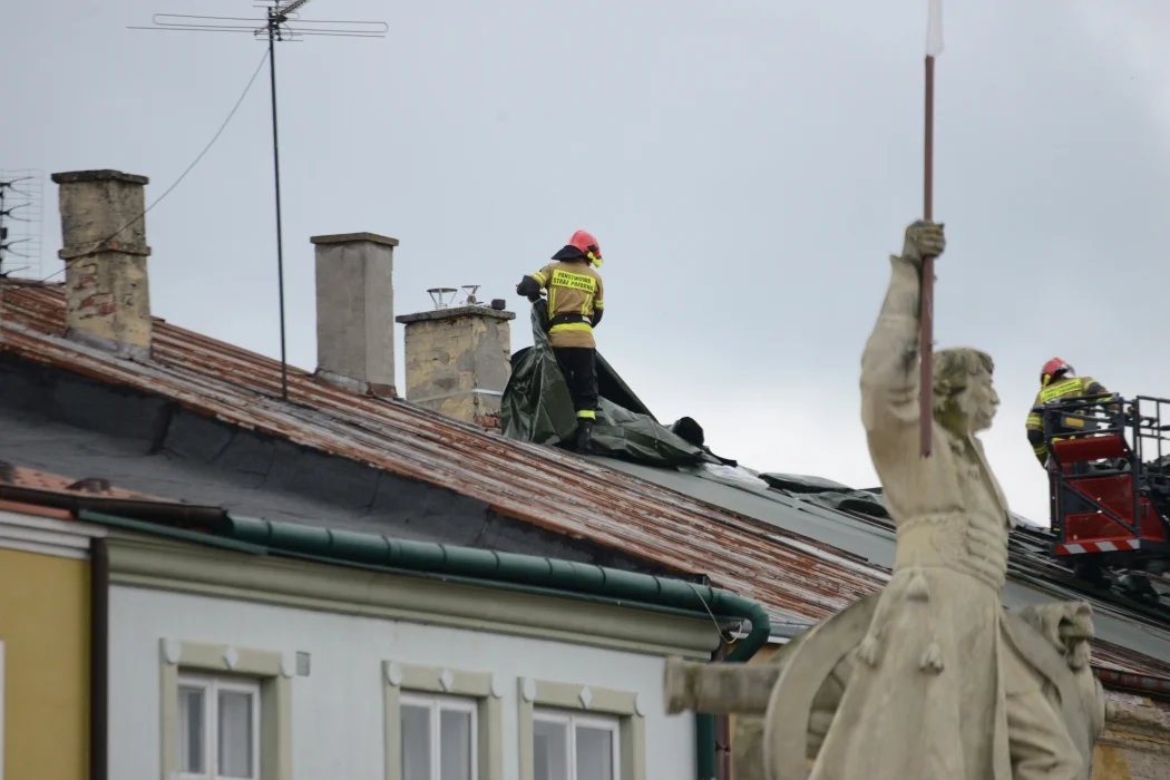 Zniszczony dach jednej z kamienic na Placu Bartosza Głowackiego w Tarnobrzegu