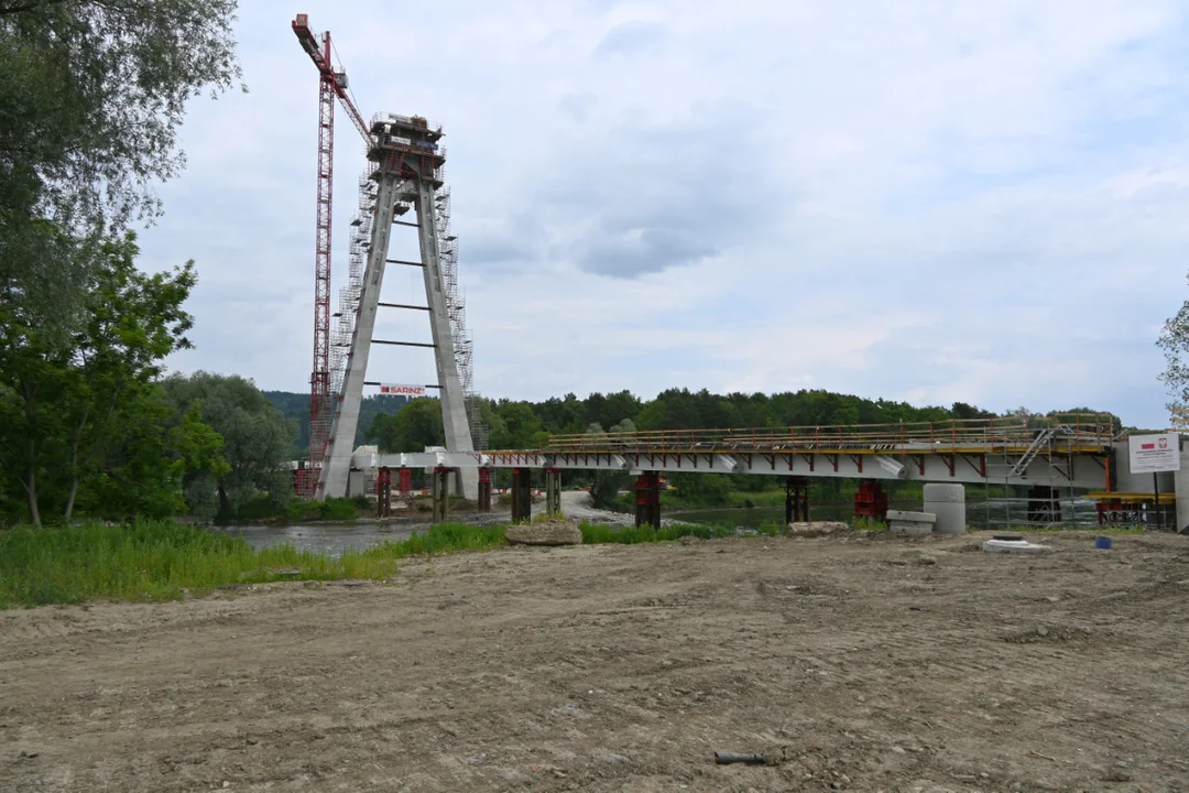 Postępy prac na budowie mostu w Sanoku