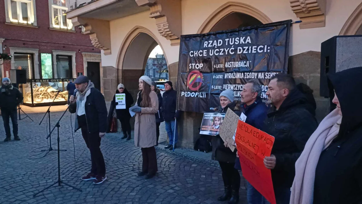 Protest pod ratuszem przeciwko Barbarze Nowackiej. "Ręce precz od naszych dzieci"