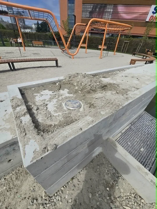 Kilogramy piasku w rzeszowskiej fontannie