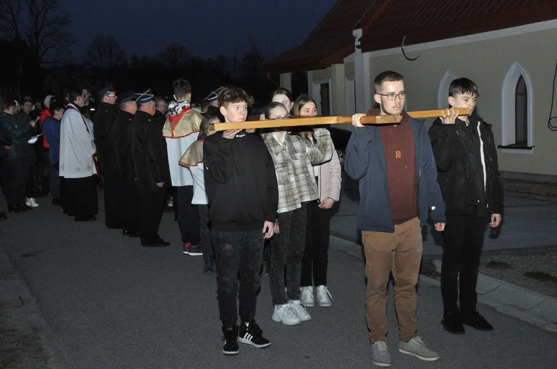 W skupieniu i zadumie przeżywali stacje drogi krzyżowej. Parafianie przeszli ulicami Niwisk [ZDJĘCIA WIDEO] - Zdjęcie główne