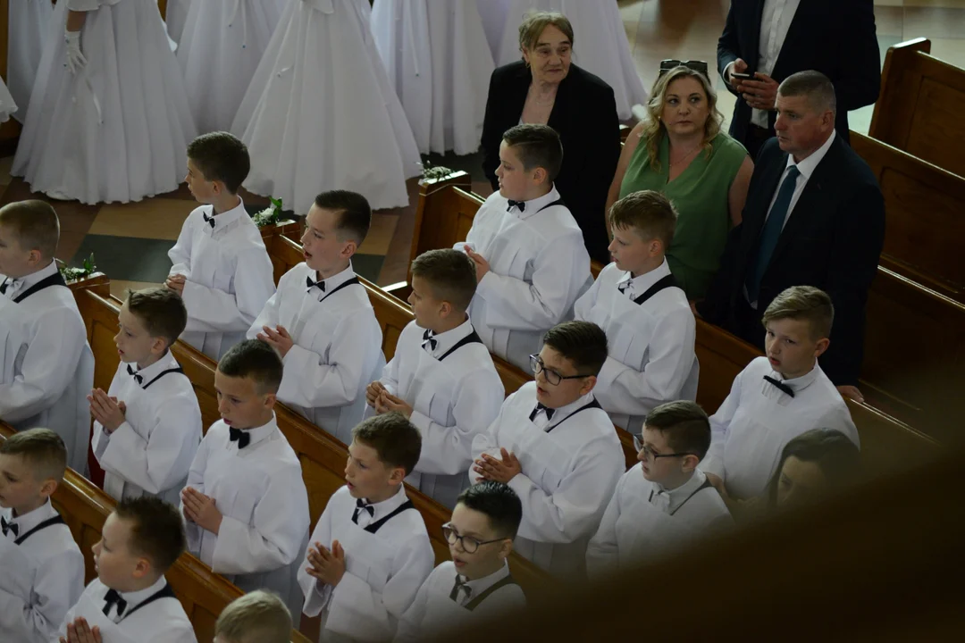 Pierwsza Komunia Święta dzieci ze Szkoły Podstawowej numer 10 w Tarnobrzegu. Parafia Matki Bożej Nieustającej Pomocy