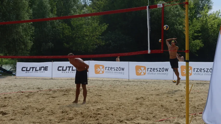 Turniej siatkówki plażowej na rzeszowskiej Żwirowni