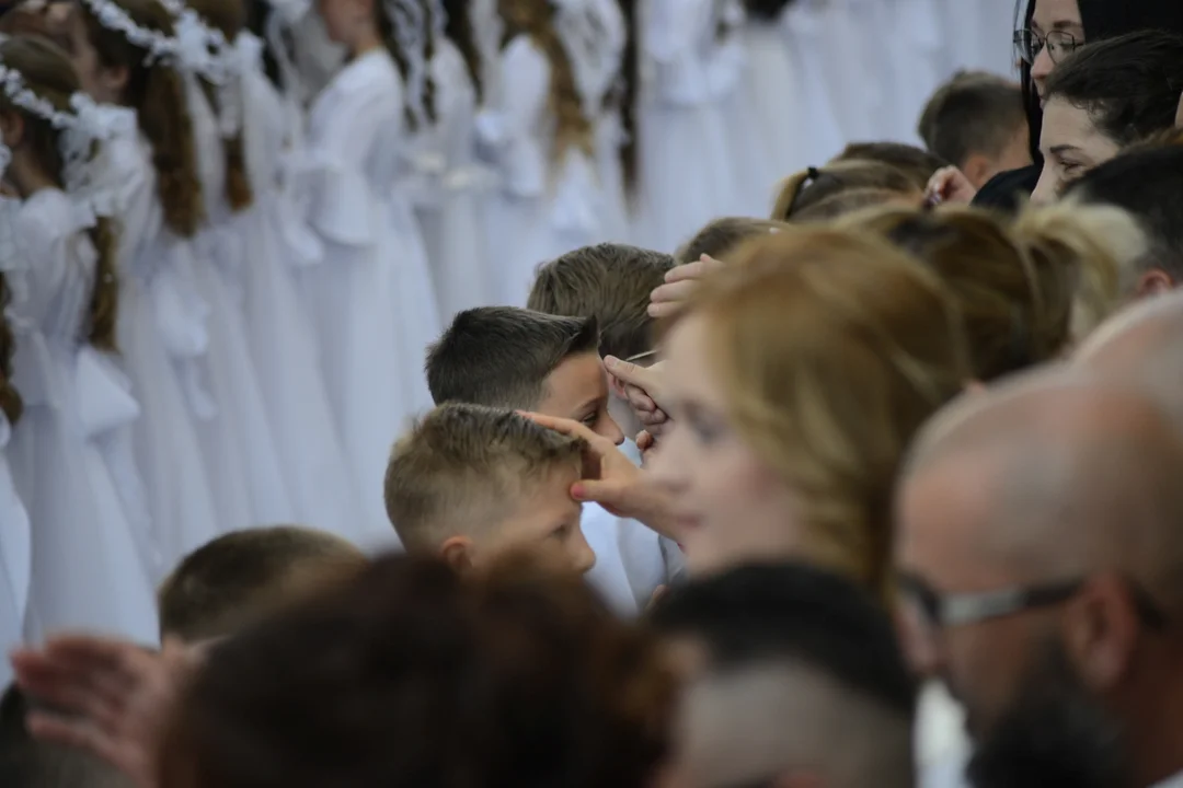 Pierwsza Komunia Święta dzieci ze Szkoły Podstawowej numer 10 w Tarnobrzegu. Parafia Matki Bożej Nieustającej Pomocy
