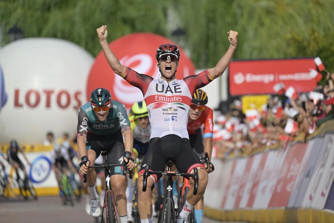 Kraksa tuż przed metą w Sanoku! Upadł lider Tour de Pologne - Sergio Higuita! Sprinterski finisz wygrywa Pascal Ackermann [ZDJĘCIA] - Zdjęcie główne