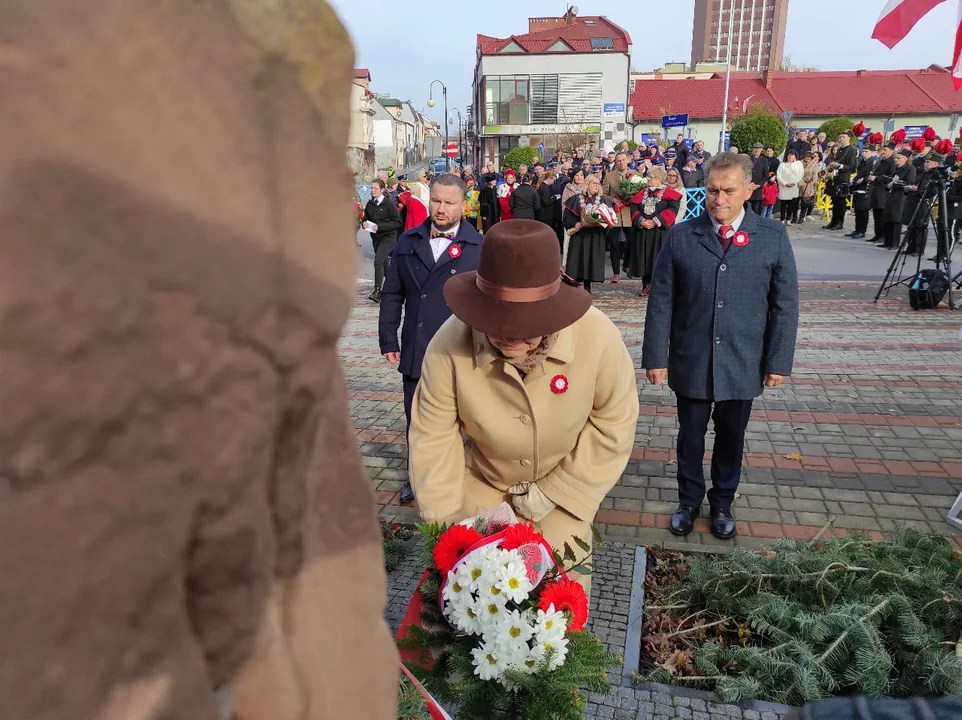 Narodowe Święto Niepodległości w Tarnobrzegu. Uroczystości przy pomniku Marszałka Józefa Piłsudskiego. - 104 lata temu narodziła się nowoczesna Polska - mówi prezydent miasta Dariusz Bożek [ZDJĘCIA - CZĘŚĆ 1]