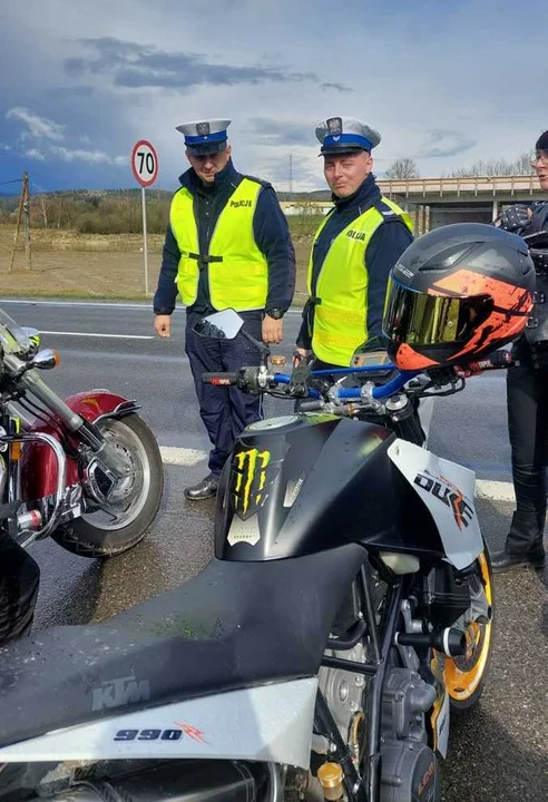 Patrz w lusterka. Akcja leskiej policji i motocyklistów klubu „Bieszczadzkie Wilki”