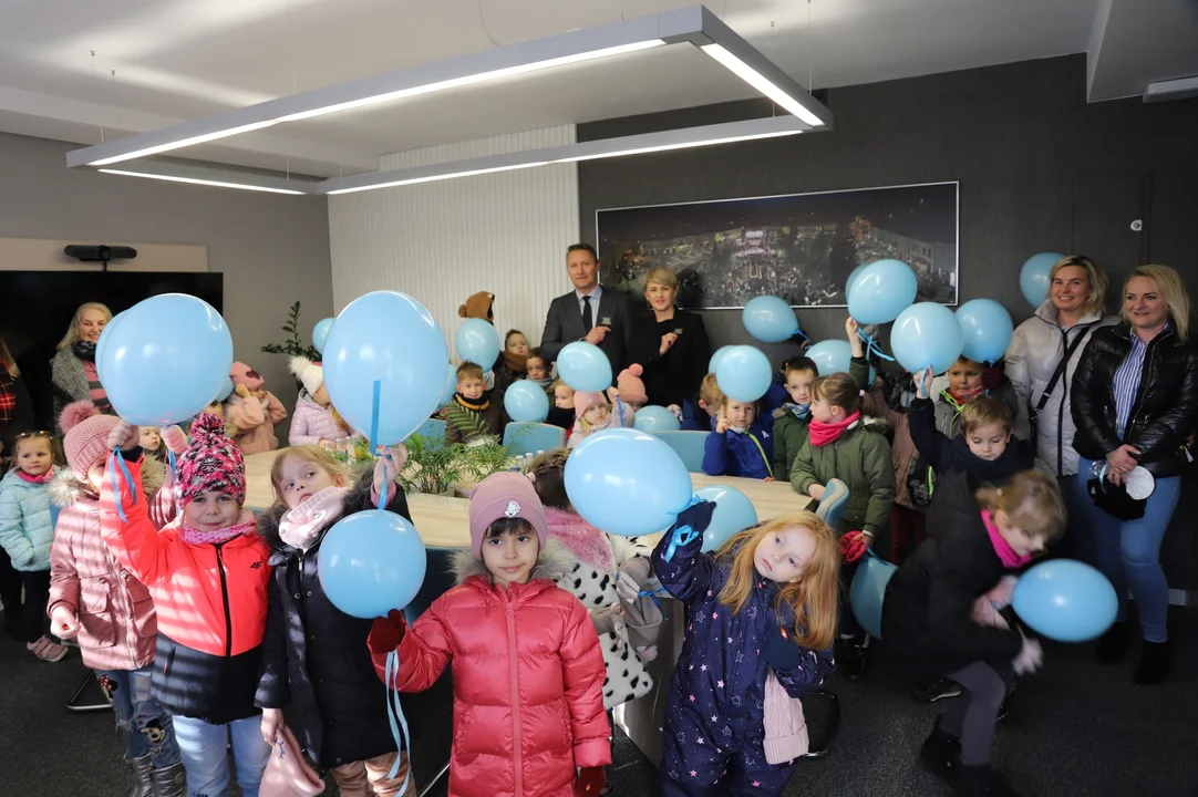 Międzynarodowy Dzień Praw Dziecka UNICEF. Odbył się specjalny przemarsz przedszkolaków ulicami miasta z niebieskimi balonami - Zdjęcie główne