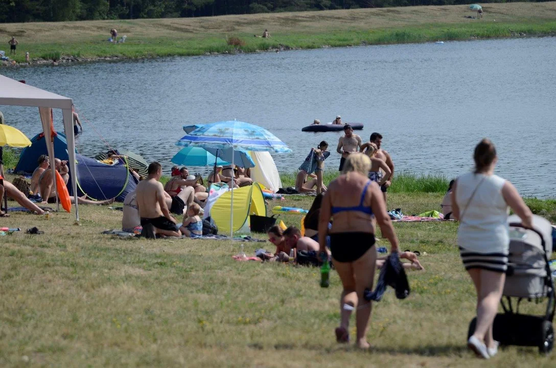 Tłumy nad zalewem w Wilczej Woli