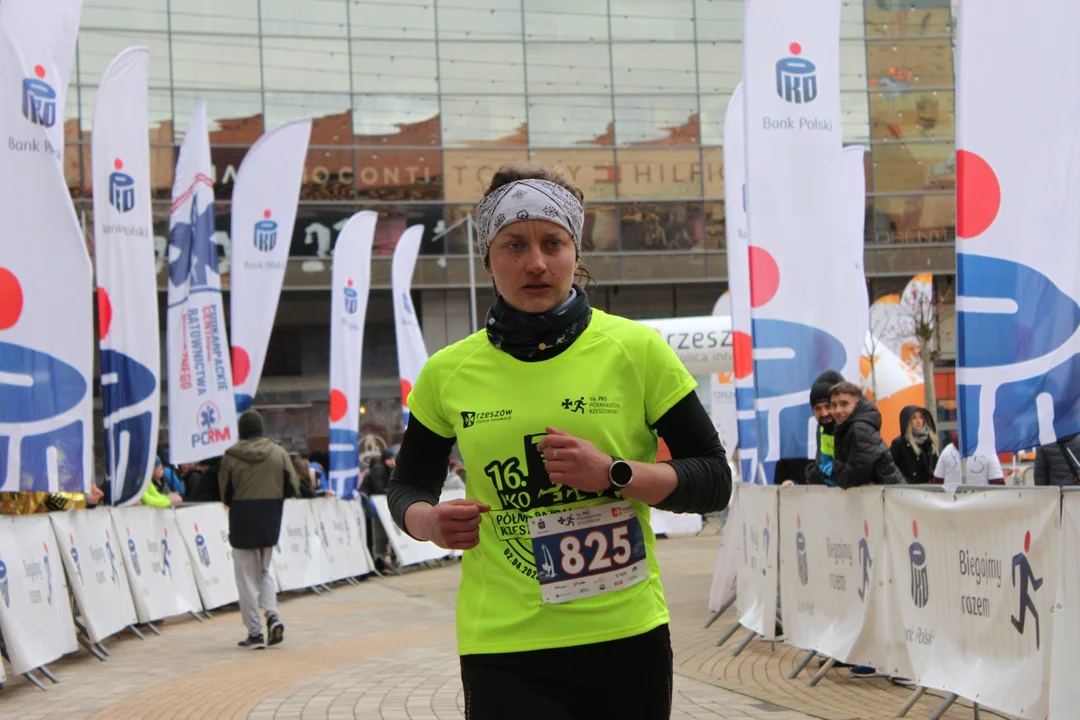 16. PKO Półmaraton Rzeszowski. Szczęśliwi biegacze na trasie oraz na meci