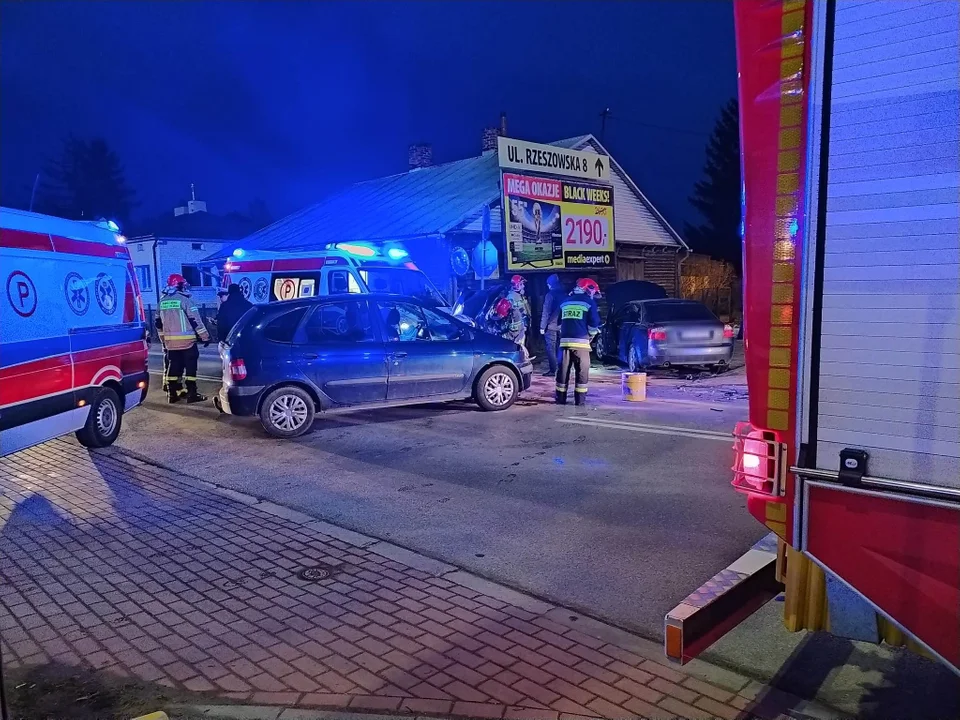 Policja o wypadku na ul. Piłsudskiego w Kolbuszowej. Cztery osoby, w tym dwie nastolatki,  trafiły do szpitali - Zdjęcie główne