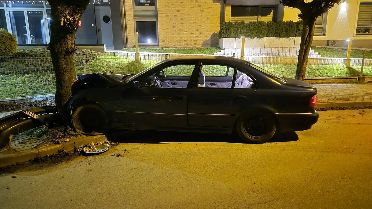 BMW wjechało w drzewo na Białogórskiej w Sanoku