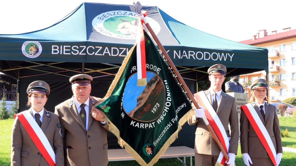 Bieszczadzki Park Narodowy ma swój sztandar. W Ustrzykach Dolnych odbyło się uroczyste przekazanie i poświęcenie [ZDJĘCIA] - Zdjęcie główne