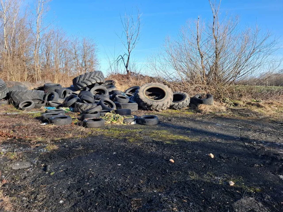 Śmieci przy drogach na Podkarpaciu