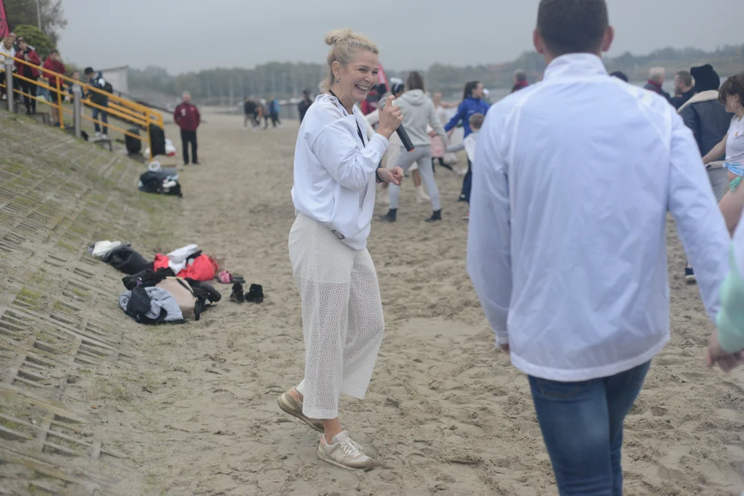 "Jezioro Aniołów" nad Jeziorem Tarnobrzeskim - zatańczyli poloneza na plaży