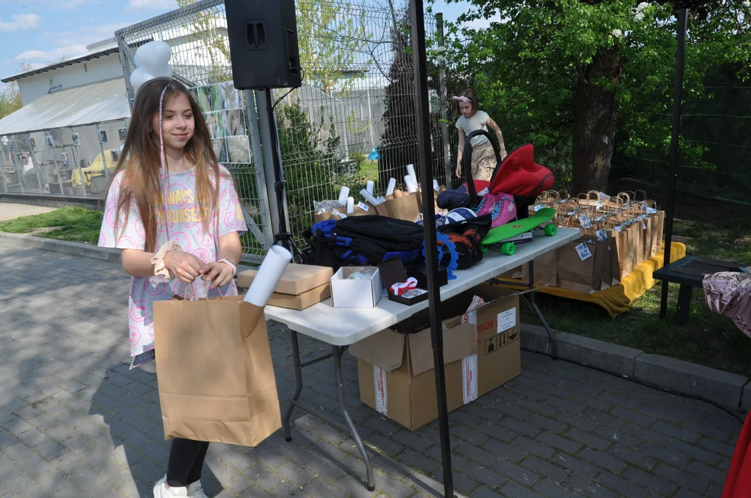 Szczęśliwy dzień dla psiaków, spacery i wyjście z klatek