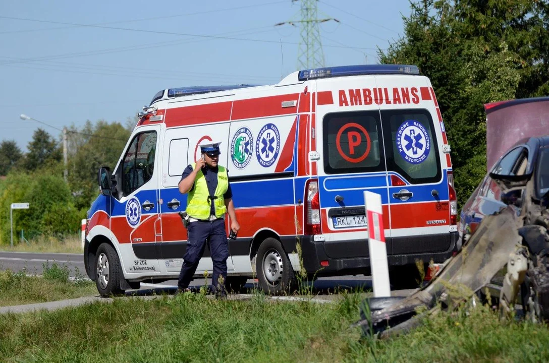 Kolizja na ul. Mieleckiej. Jeden z samochodów wylądował na boku.