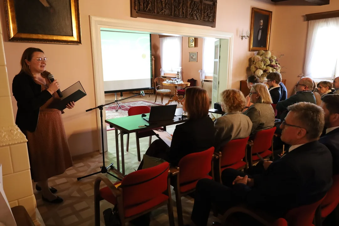 Inauguracja konferencji o meblach w skansenie