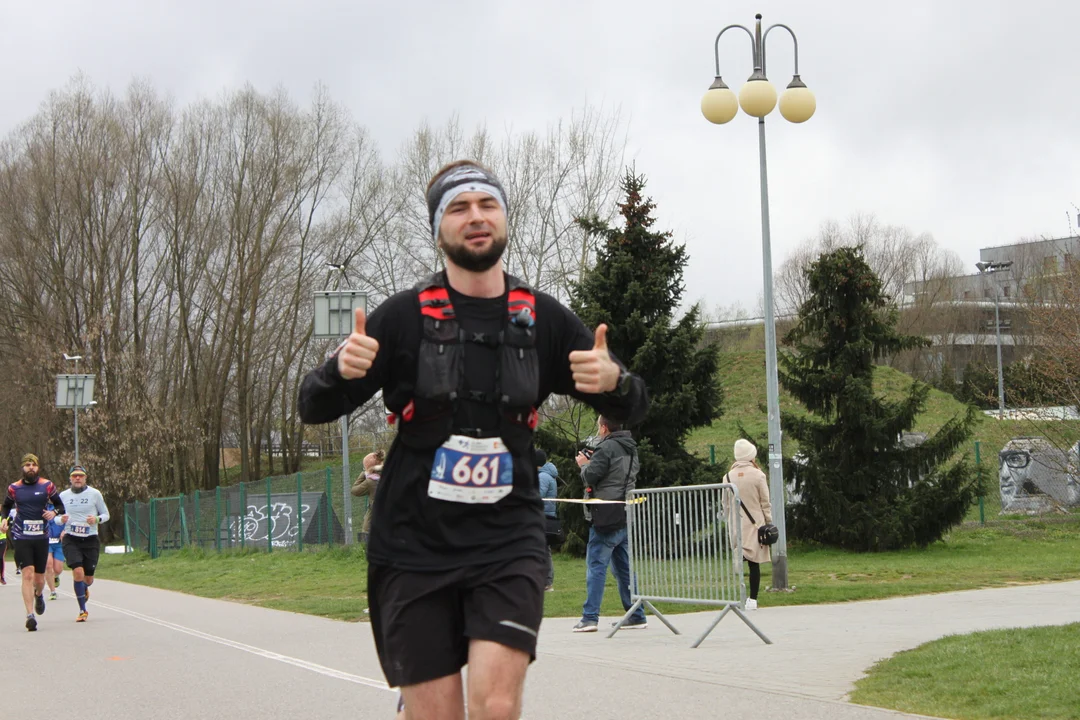 16. PKO Półmaraton Rzeszowski. Szczęśliwi biegacze na trasie oraz na meci