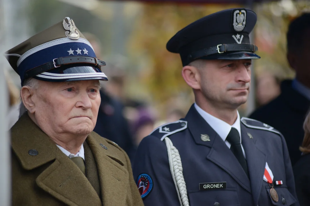 Narodowe Święto Niepodległości w Tarnobrzegu. Uroczystości przy pomniku Marszałka Józefa Piłsudskiego. - 104 lata temu narodziła się nowoczesna Polska - mówi prezydent miasta Dariusz Bożek [ZDJĘCIA - CZĘŚĆ 1]