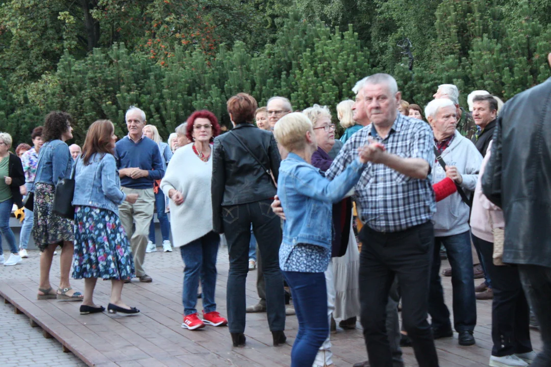 Korowód seniorów i potańcówka miejska w Parku Jedności Polonii z Macierzą