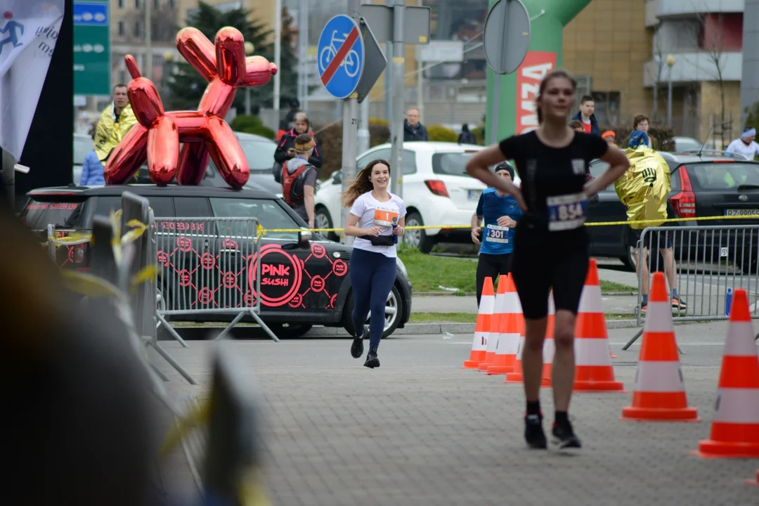 Mnóstwo biegaczy z całego regionu i nie tylko na 16. PKO Półmaratonie Rzeszowskim oraz 8. PKO Sztafecie Półmaratońskiej - zdjęcia część 2