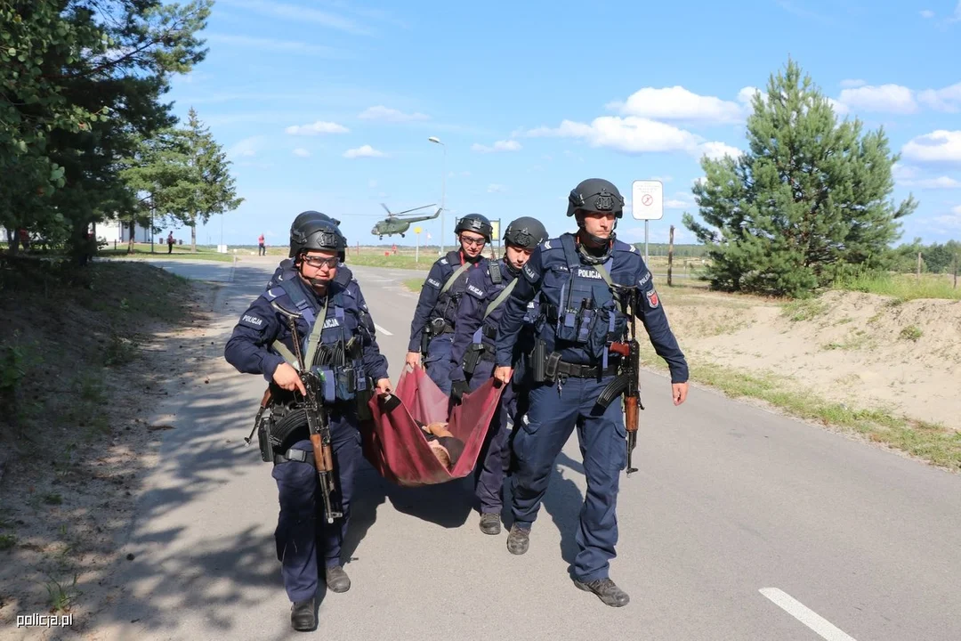 Wielkie ćwiczenia policji na poligonie w Nowej Dębie