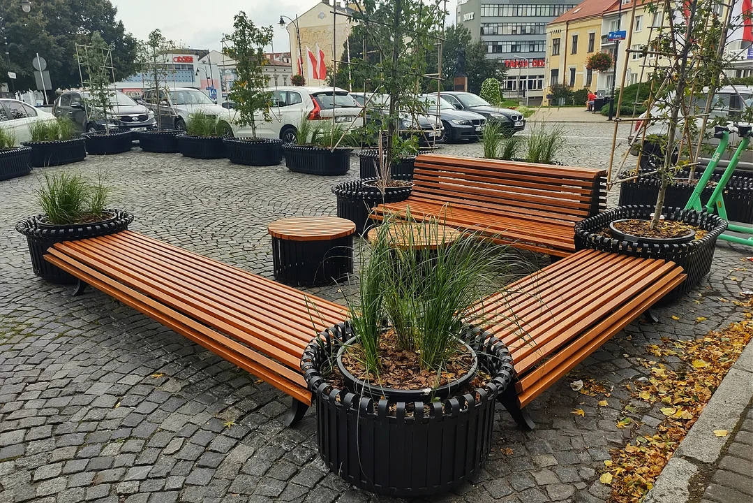 Parking na Placu Farnym w Rzeszowie zmniejszony. W tym miejscu pojawiła się strefa wypoczynku [ZDJĘCIA] - Zdjęcie główne